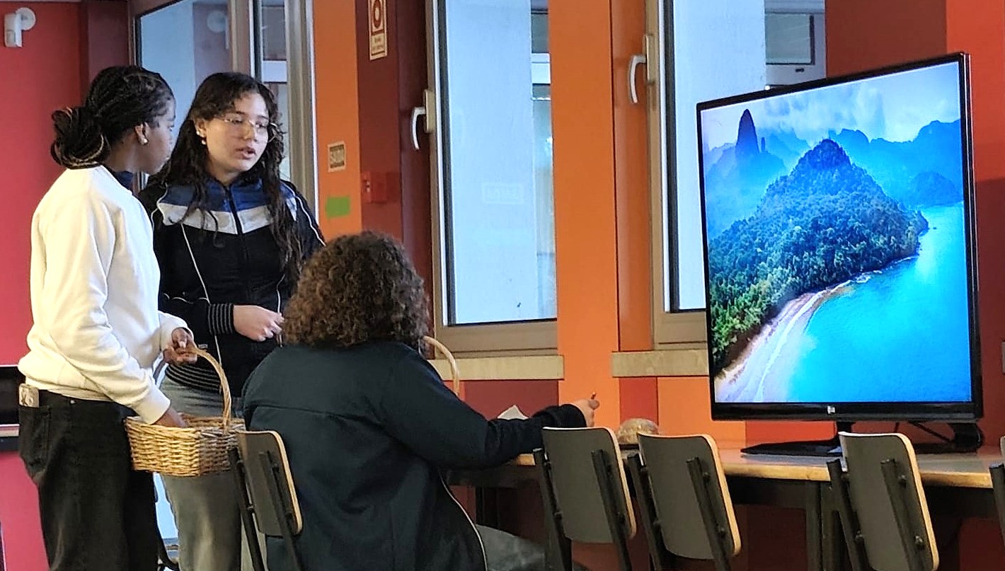 Distribuição de porta-chaves temáticos