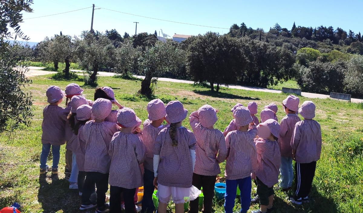 Crianças no exterior em atividade