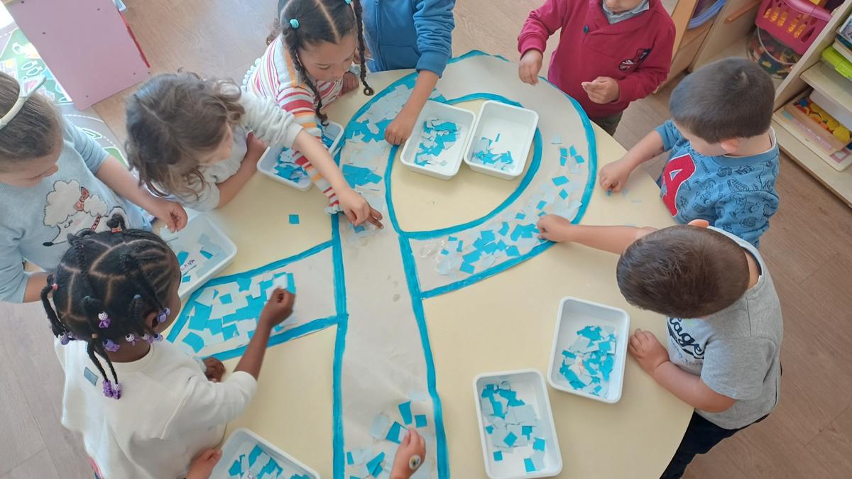 Atividade autismo - colagem laço azul