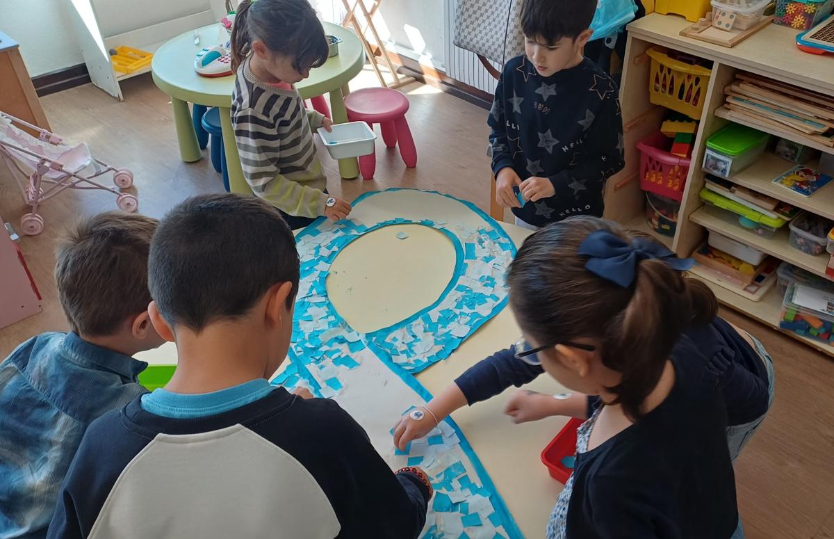 Alunos a construir laço azul