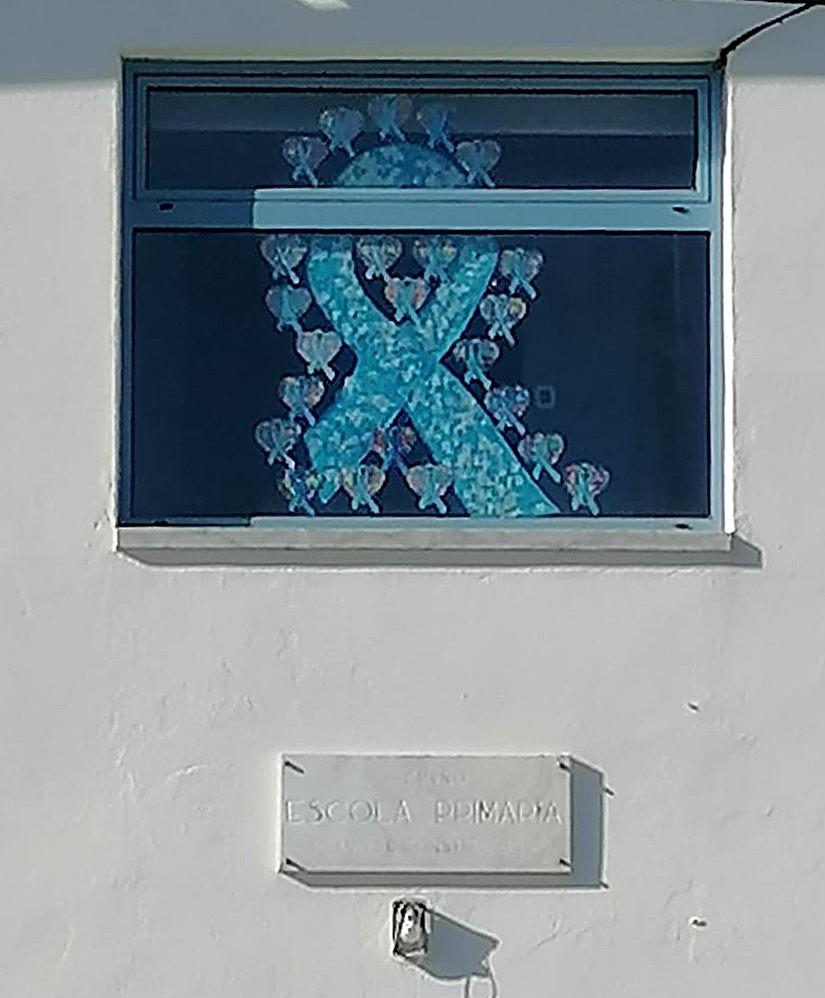 Laço azul no exterior da escola