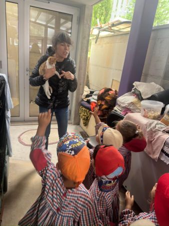 Visita ao Canil Municipal de Ourém — alunos observam os espaços